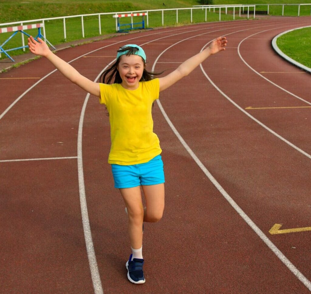 fille handicap sur stade athlétisme